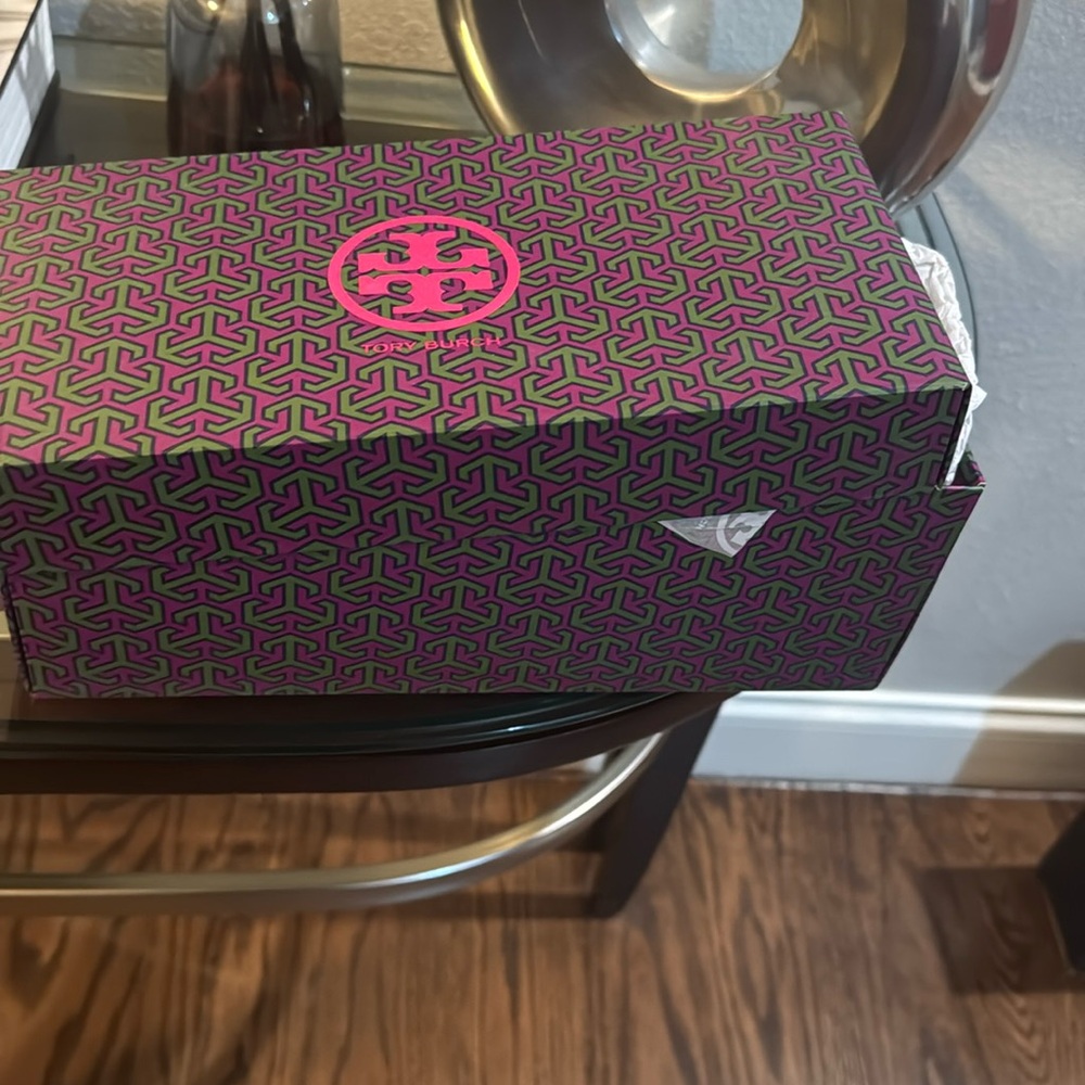 Tory Burch empty shoe box 📦 great condition.